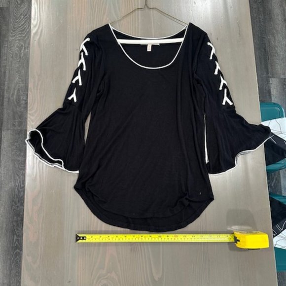 Black & White Top Flared Sleeves - Picture 6 of 7